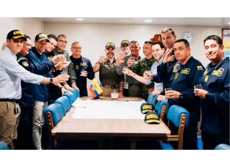 El presidente Abelardo de la Espriella junto a integrantes de la Armada de Colombia en San Andrés. FOTO REDES SOCIALES