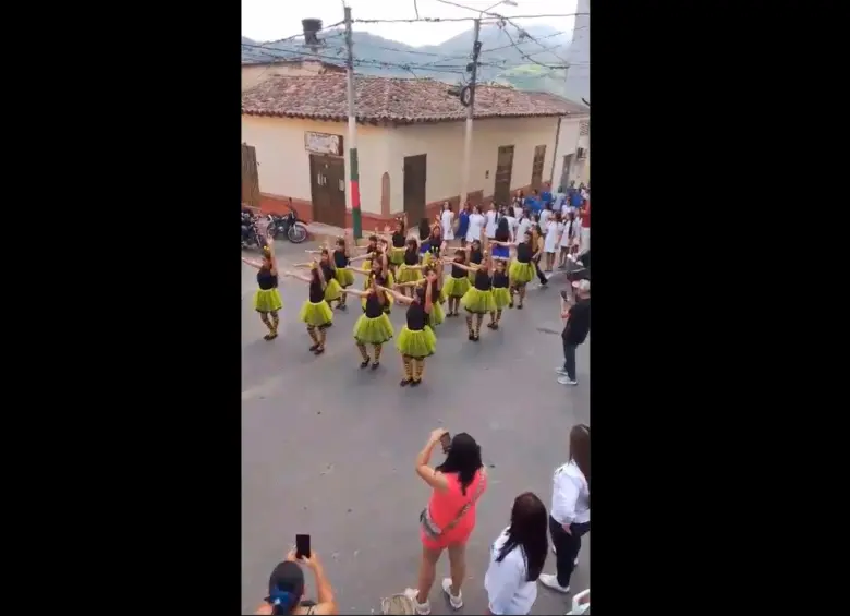 El sonido de los fusiles de los grupos armados ilegales interrumpió el desfile de los estudiantes de un colegio de Convención, Norte de Santander. FOTO CAPTURA DE VIDEO