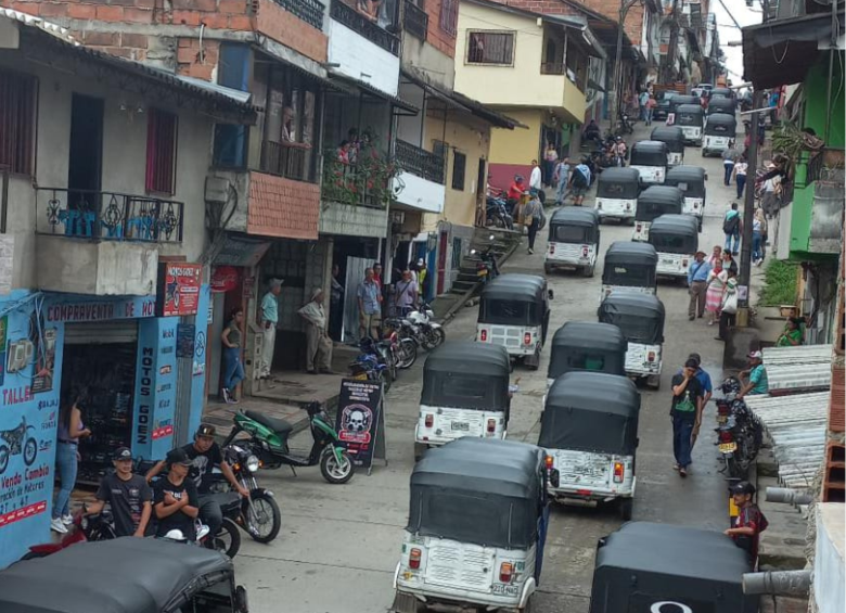 En horas de la mañana los mototaxistas bloquearon las vías para salir del territorio. Hubo conciliación entre la Alcaldía y los conductores. FOTO: CORTESÍA