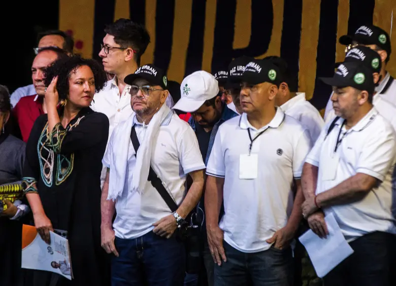 Isabel Zuleta (izquierda), durante el evento del presidente Gustavo Petro en el que hicieron presencia voceros de estructuras armadas en La Alpujarra. FOTO: El Colombiano