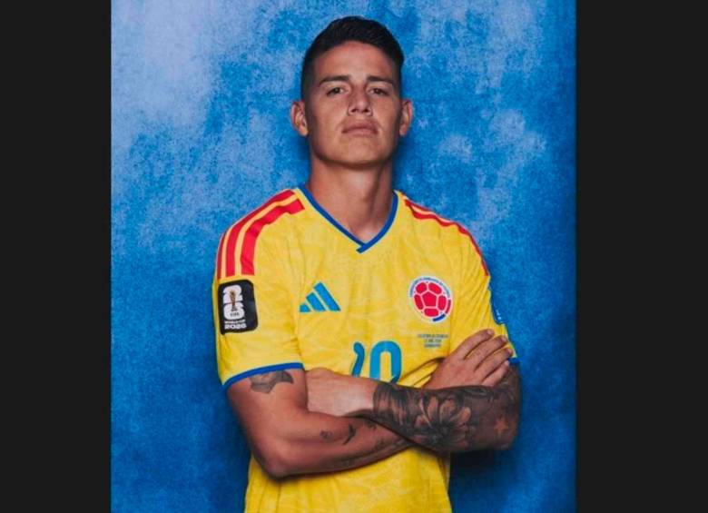 El 10 de Colombia, James Rodríguez, es uno de los tres jugadores que están en el Mundial de Norteamérica que tiene una insignia especial en su camiseta, que lo resalta como uno de los goleadores mundiales vigentes. FOTO CORTESÍA FCF 