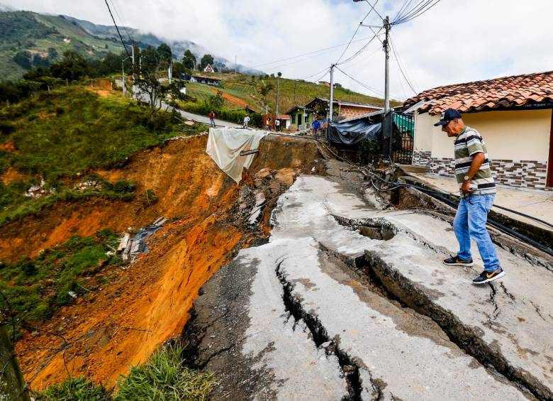 Los habitantes de la vereda El Patio, en el corregimiento San Cristóbal de Medellín, están incomunicados por un movimiento en masa que destruyó la vía. FOTO: JULIO CÉSAR HERRERA.