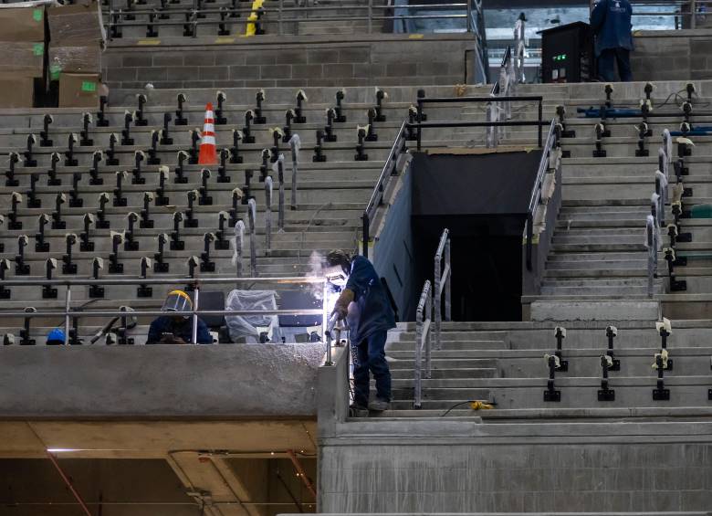 600 personas trabajan para tener listo el DAVIArena una semana antes de su inauguración. FOTO Camilo Suárez
