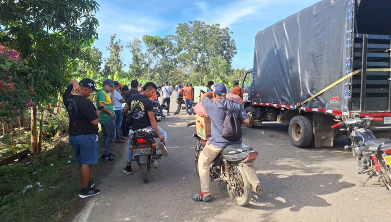 El bloqueo entre San Juan de Urabá y Montería que, indican los campesinos, no cesará hasta llegar a un acuerdo con el Gobierno Nacional. FOTO: imagen tomada de redes sociales.