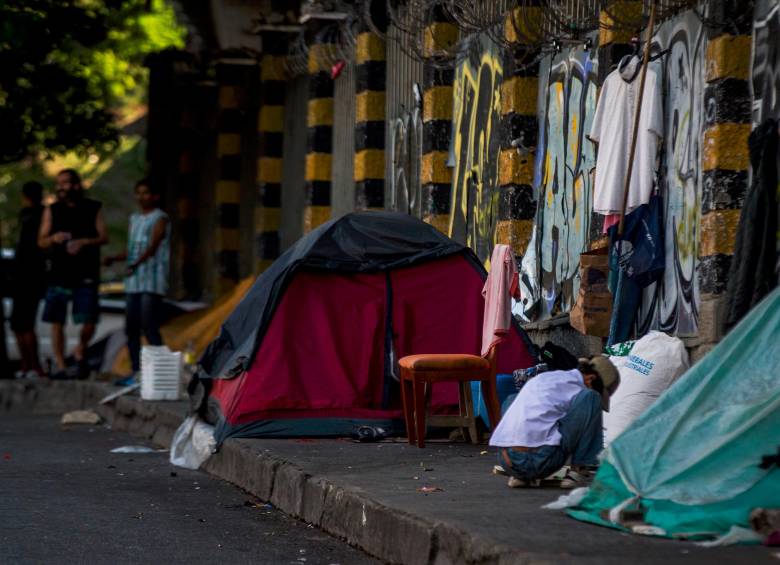 El incremento de los habitantes de calle en Medellín ha conllevado a que aumente la construcción de cambuches en puentes y glorietas de la ciudad. FOTO: JULIO CÉSAR HERRERA