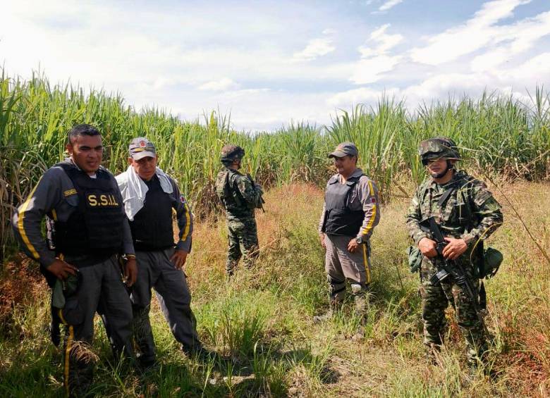 Algunos de los celadores rescatados en el municipio de Corinto, los cuales se habían escondido en un cultivo de caña junto a la vía. FOTO: CORTESÍA DEL EJÉRCITO.
