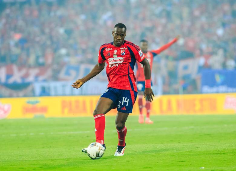 El volante vallecaucano Baldomero Perlaza es una de las figuras del Medellín en el segundo semestre del año Foto: Manuel Saldarriaga