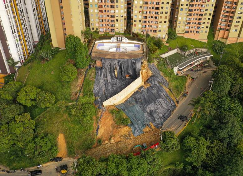 Desde el pasado miércoles, la urbanización Atavanza, en Rodeo Alto, está afectada por un derrumbe de tierra. FOTO: MANUEL SALDARRIAGA QUINTERO