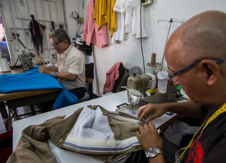 Para muchos, la plata no importa si las jornadas de trabajo les impiden gastarla; así lo expresan en el gremio de las sastrerías. FOTO JULIO CÉSAR HERRERA
