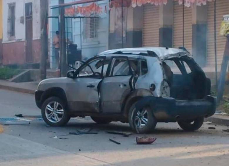 En este vehÃ­culo, presuntamente, pusieron los explosivos los terroristas, en el corregimiento Robles de JamundÃ­ (Valle). FOTO: CORTESÃA.