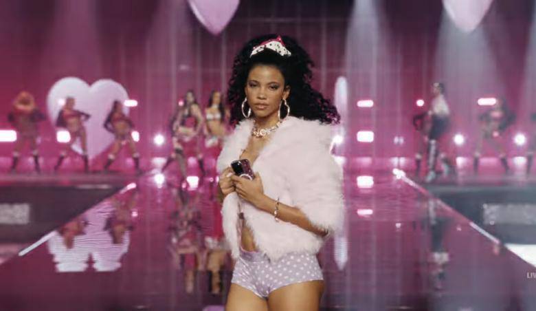 Honey Ordóñez desfiló en el bloque de Pink, la línea juvenil de Victoria’s Secret, con lencería lila de lunares y una chaqueta peluda rosada. FOTO: Captura de pantalla YouTube Victoria’s Secret.
