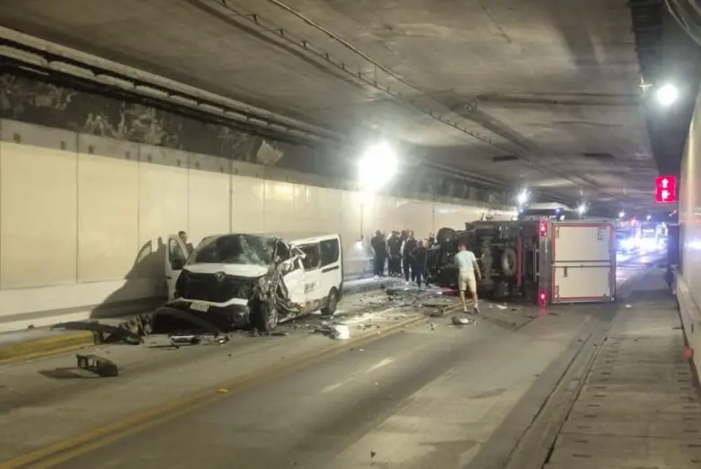 Este fue el accidente ocurrido dentro del Túnel de Oriente, luego de que estos dos vehículos se encontraran de frente. FOTO: CORTESÍA