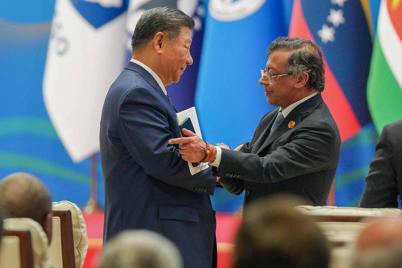 Xi Jinping y Petro se cruzaron este martes pero tendrán un encuentro de media hora en las próximas horas. Foto: Presidencia 