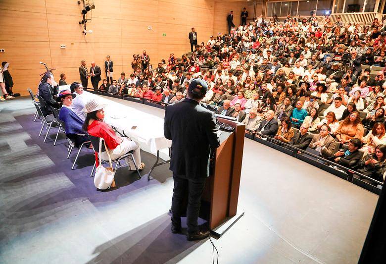 El presidente acudió al encuentro secundado por la vicepresidenta y ministra de la Igualdad, Francia Márquez, y por el viceministro de la Juventud, Gareth Sella. FOTO: Presidencia