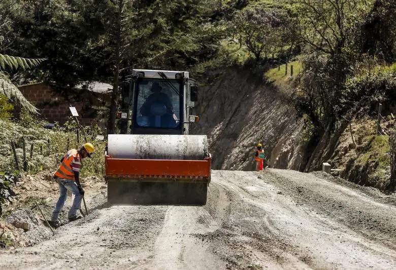 Desde hace casi una década, Antioquia tiene andando un proyecto para pavimentar las vías de acceso a sus municipios. De 322 kilómetros planeados ya van 214 pavimentados. FOTO Manuel Saldarriaga