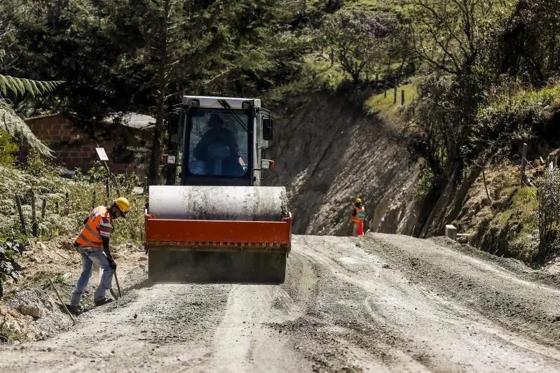 Desde hace casi una década, Antioquia tiene andando un proyecto para pavimentar las vías de acceso a sus municipios. De 322 kilómetros planeados ya van 214 pavimentados. FOTO<b> Manuel Saldarriaga</b>