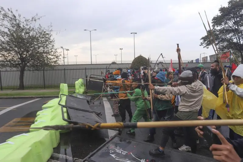 Cuatro policías antimotines quedaron heridos por flechas en la batalla con protestantes afuera de la Embajada de EE.UU., en Bogotá. FOTO AFP