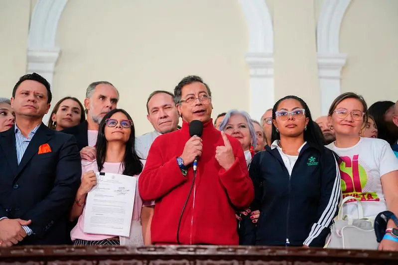 El jefe de Estado radicó la solicitud de la consulta el pasado 1 de mayo. El Senado discutirá su conveniencia el próximo 13 de mayo. FOTO: PRESIDENCIA