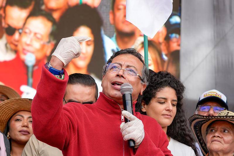 El presidente no tiene ningún impedimento legal para radicar, cuantas veces quiera, las preguntas de su consulta popular ante el Congreso. Foto: Presidencia
