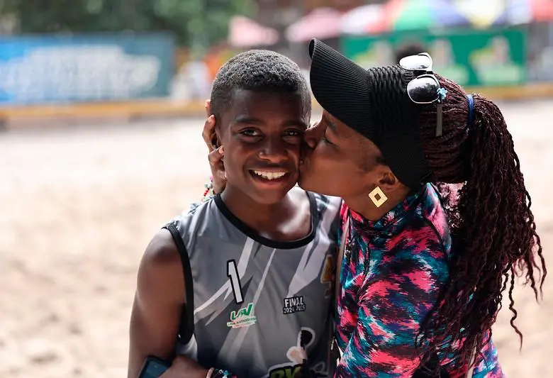 El pequeño Jeisson Villa junto a su mamá Ludy Bonilla en los festejos tras ganar el Babyvoleibol playa en la rama masculina. FOTO: Cortesía Corporación Los Paisitas