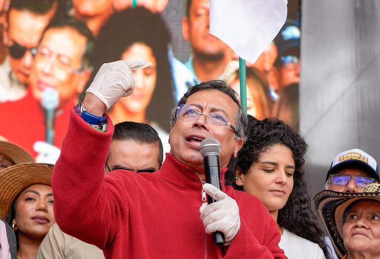 El presidente no tiene ningún impedimento legal para radicar, cuantas veces quiera, las preguntas de su consulta popular ante el Congreso. Foto: Presidencia