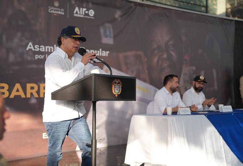 El presidente Petro, en la ceremonia, también le entregó una distinción a algunos de sus funcionarios cercanos como Laura Sarabia, directora del Dapre, Luis Gilberto Murillo, canciller y Susana Muhamad, ministra de Ambiente. Foto: Presidencia