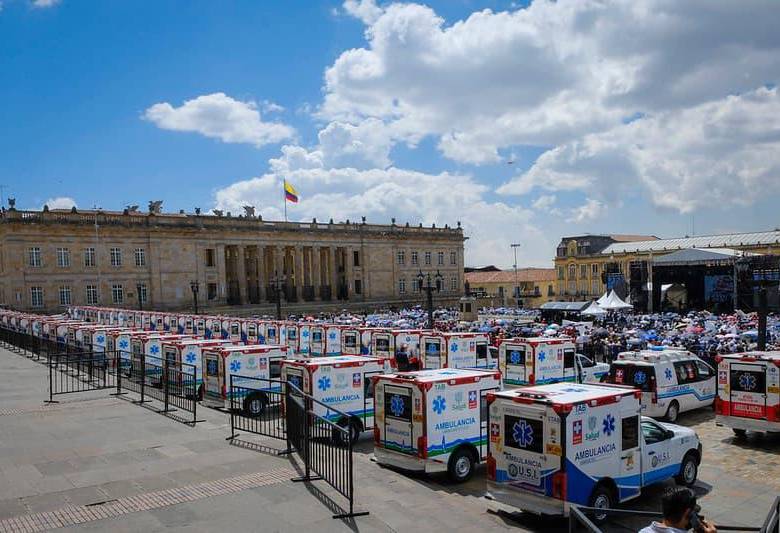 Ambulancias parqueadas para ‘tarimazo’ de Petro y Jaramillo en la Plaza de Bolívar. Foto: Presidencia.