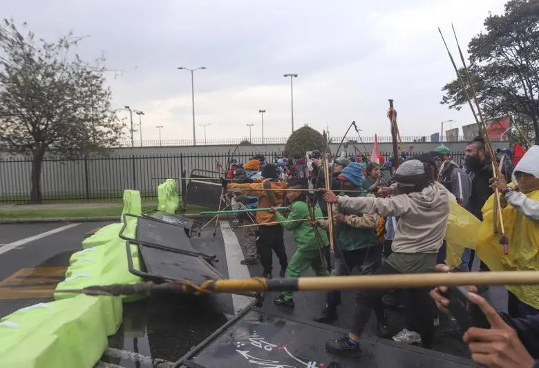 Cuatro policías antimotines quedaron heridos por flechas en la batalla con protestantes afuera de la Embajada de EE.UU., en Bogotá. FOTO AFP