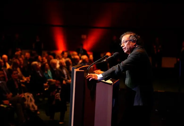 Fue el presidente Petro quien entregó la distinción del Empresario del Año a Jaime Gilinski. FOTO: PRESIDENCIA