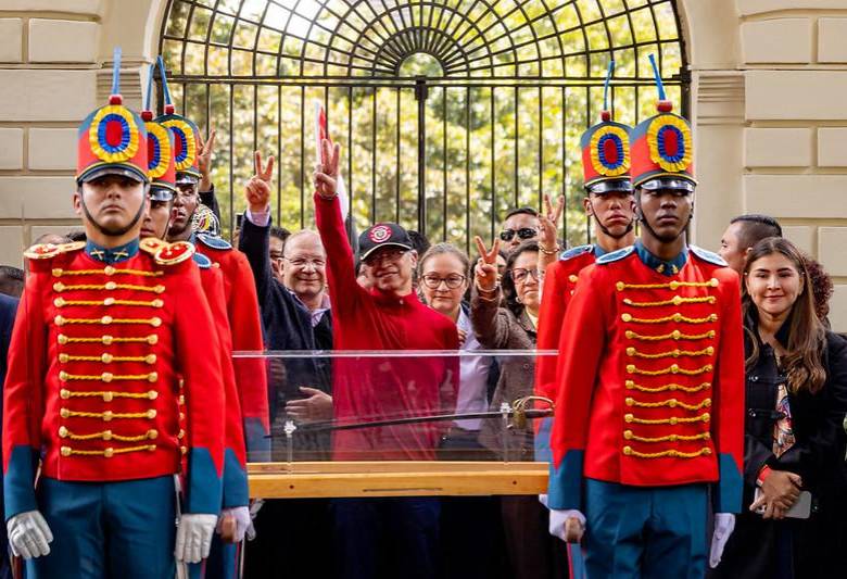 El presidente Gustavo Petro junto a la espada de Simón Bolívar, en el regreso de este objeto histórico a la Quinta del Libertador, en el centro de Bogotá. Foto: Presidencia