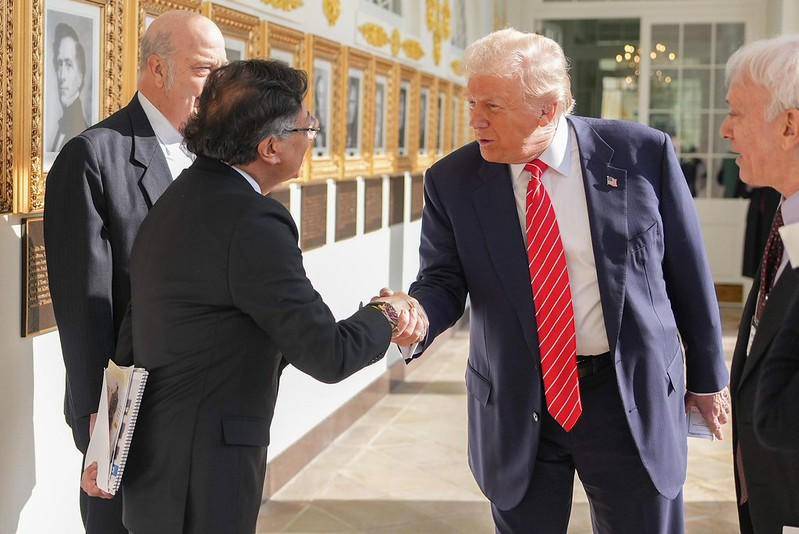 Gustavo Petro, presidente de Colombia, saludando al mandatario Donald Trump. A un lado de Petro está el embajador Daniel García Peña y en el otro Charlie, traductor certificado llevado por jefe de Estado colombiano. Foto: Presidencia.