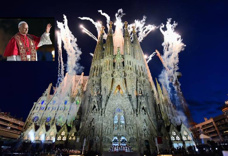 La cruz que corona la torre fue iluminada por primera vez en la historia del templo. FOTO: GETTY