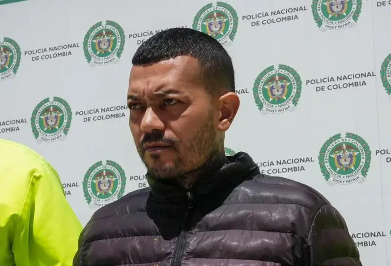 ‘El Costeño’ fue capturado en el mismo barrio donde vivía el joven que disparó contra el senador. En aquel lugar de Engativá, el capturado habría reclutado al menor. Las autoridades esperan que de información sobre quién ordenó el atentado. FOTO Cortesía de la Policía.