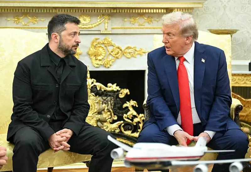 El presidente ucraniano, Volodímir Zelenski, y su homólogo estadounidense, Donald Trump, se saludan en la Casa Blanca antes de iniciar conversaciones clave FOTO<b> getty</b>