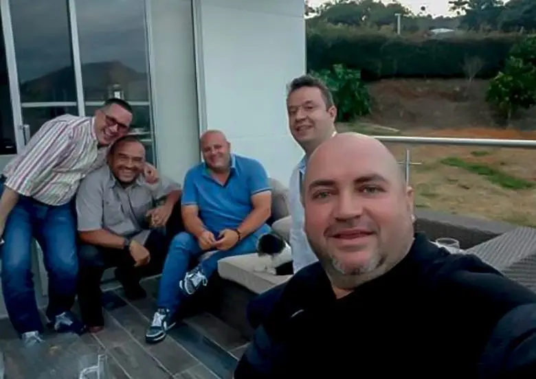 n la foto (de izq. a der) Álvaro Villada, que fue del AMVA; Edinson López, abogado de capos de la Oficina; Miguel Quintero; Wilder Echavarría, exdirector de la EDU; y Jorge Liévano, ex de Metroparques. Manejaron un tinglado en la administración Quintero. FOTO cortesía