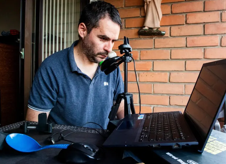 Un mouse que puede manejarse con la nariz. El puntero fue reemplazado por un Roll On de desodorante. FOTO Julio César Herrera.