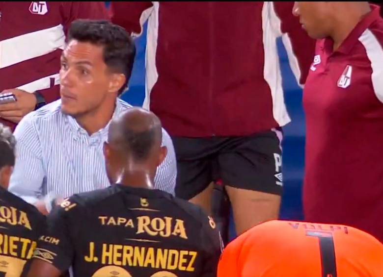 El momento en el que Lucas González les dijo a sus futbolistas que eran 100 veces mejores que el rival. FOTO PANTALLAZO TOMADO DE LA TRANSMISIÓN DE TV