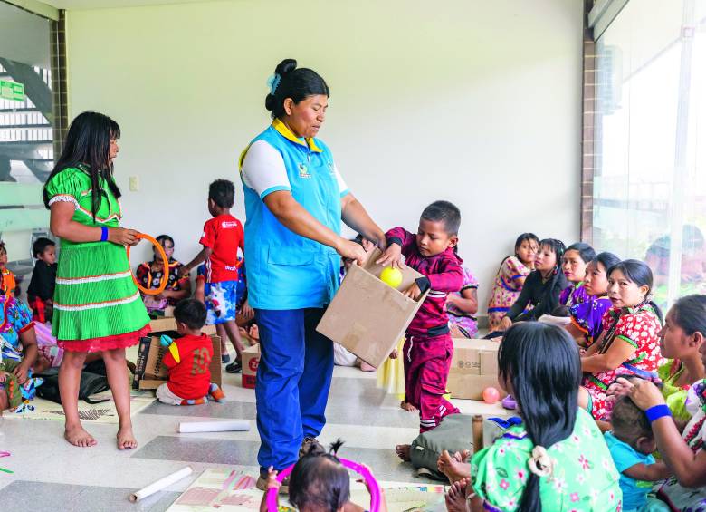 Dilia Sabugara acompaña a familias indígenas de Buen Comienzo en encuentros en los que se necesita traducción. FOTO Camilo Suárez.