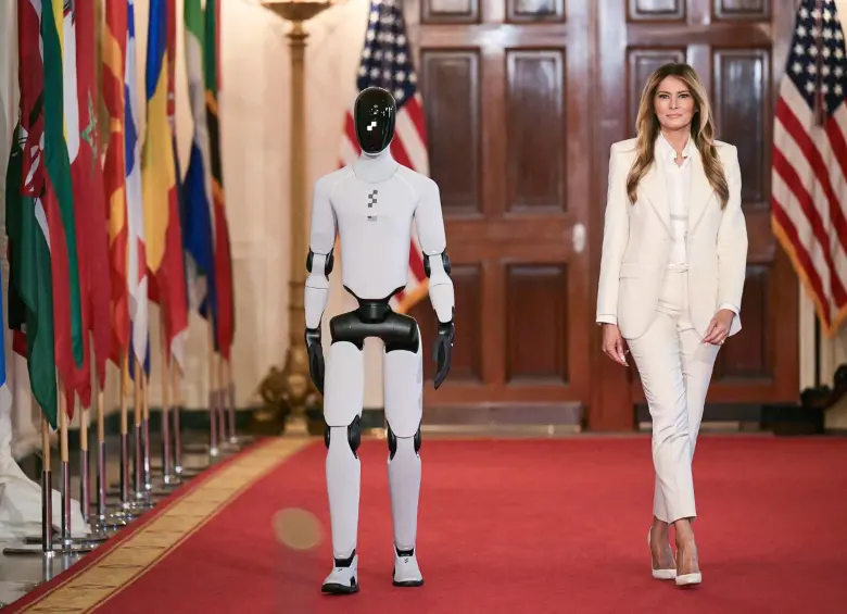 Melania Trump junto a Figure 3. FOTO: AFP
