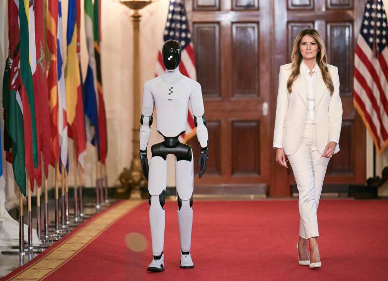 Esta fue la curiosa aparición de Melania Trump con un robot humanoide en la Casa Blanca. FOTO: AFP