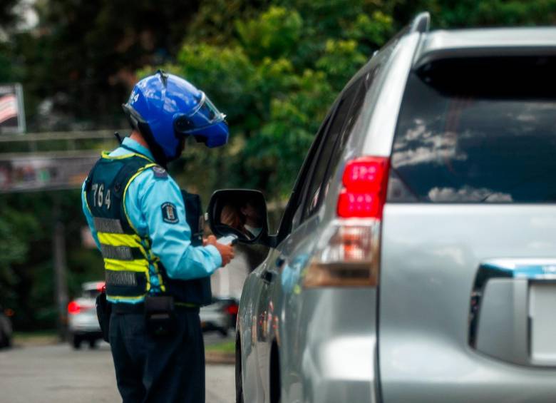Los agentes de la Secretaría de Movilidad de Medellín están pendiente de que los conductores respeten la medida del pico y placa. FOTO: CAMILO SUÁREZ