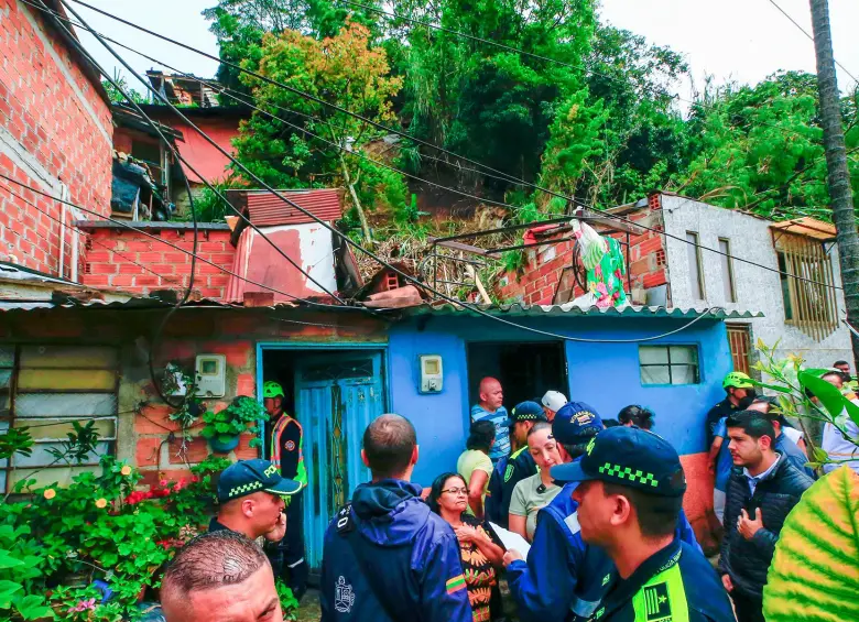 Autoridades y comunidad tratan de remover la tierra que cayó sobre la propiedad en el barrio La Unión, de Itagüí. FOTO: Camilo Suárez