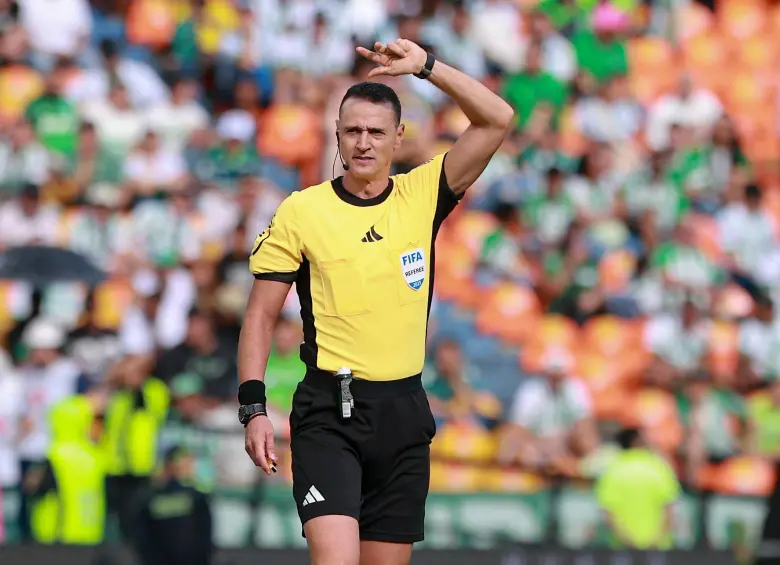 El árbitro Wílmar Roldán se recupera de una lesión de rodilla. FOTO: Manuel Saldarriaga