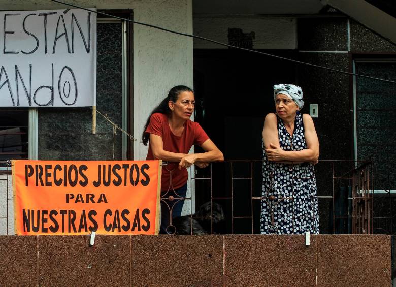 El descontento de la gente alrededor del proyecto se ha expresado a través de carteles en las fachadas de sus casas. FOTO CAMILO SUÁREZ