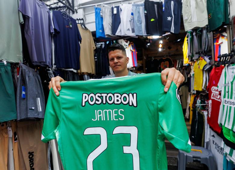 James Rodríguez fue presentado como nuevo jugador de Atlético Nacional y su llegada disparó la demanda de camisetas del club en Medellín. FOTO CAMILO SUÁREZ. 