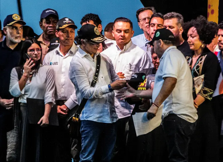 En el “tarimazo” en Medellín, el Presidente llevó a sus delegados de paz (incluida Isabel Zuleta) y a los jefes de las bandas. FOTO El Colombiano