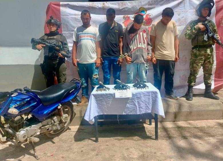 Fueron capturados 11 presuntos integrantes del Clan del Golfo, en el Nordeste antioqueño. FOTO Colprensa-Ejército