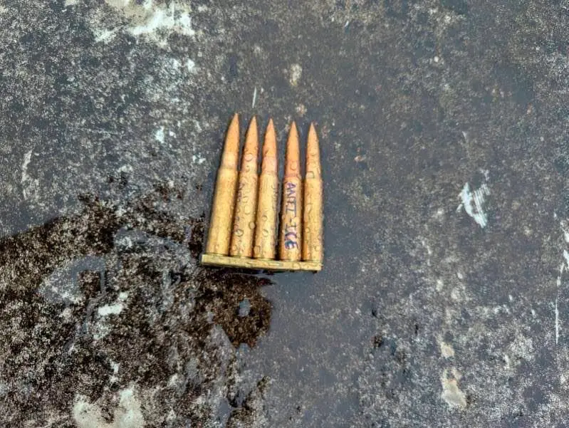 Estas eran las balas marcadas que portaba el francotirador que atacó el centro de detención de migrantes en Dallas, Texas. FOTO: CORTESÍA @FBIDirectorKash.