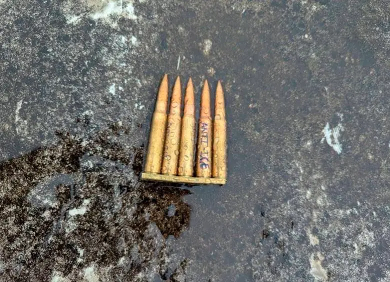 Estas eran las balas marcadas que portaba el francotirador que atacó el centro de detención de migrantes en Dallas, Texas. FOTO: CORTESÍA @FBIDirectorKash.
