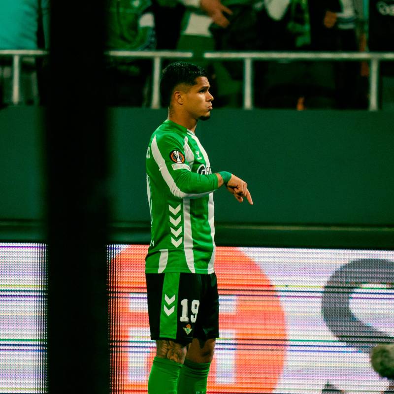 Juan Camilo Hernández su gol número once en la temporada con el Betis. FOTO: X REAL BETIS